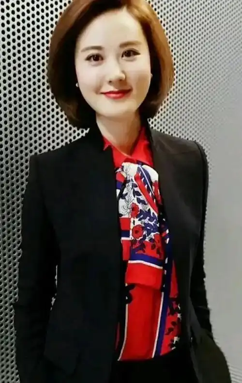 回顾秦方:曾是重庆高考状元,今是央视美女主持人,43岁还是单身