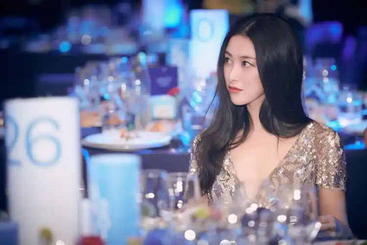 原创37岁的朱珠身材火辣容貌迷人她结婚啦老公是圈外人士