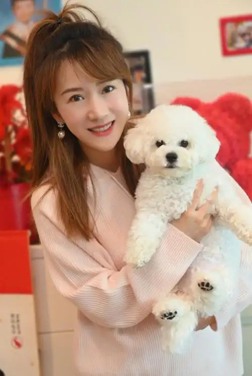 李念孕期化浓妆戴一身珠宝肚大如箩走路费劲耻骨疼得难以入眠