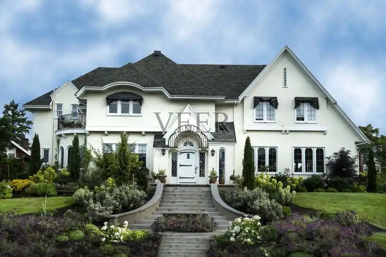 白色灰泥豪华房子的外观