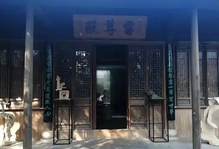 母亲出身于农民家庭,曾嫁与一秦姓人家,婚后不久丈夫去世便守了寡