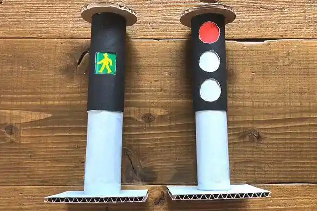 幼儿交通安全常识手工教具:卫生纸筒制作能转动的红绿灯(步骤图解)