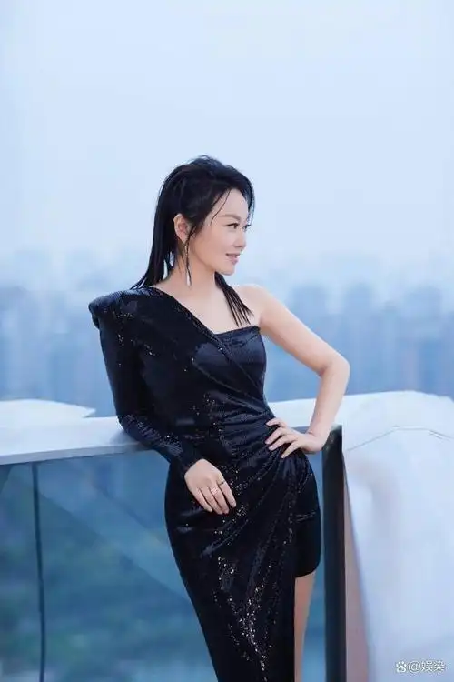 53岁闫妮人松肉紧美出天际,风情万种,惊艳了半个娱乐圈