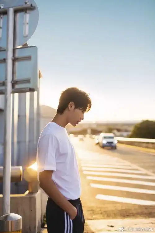 追光的人肖宇梁侧颜杀