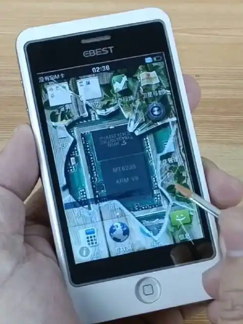 屏幕被玩坏的山寨iphone手机
