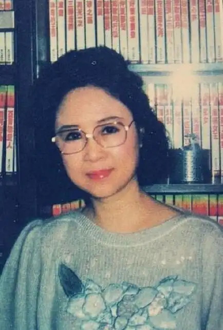 照片中的琼瑶神采奕奕,脸上带着微笑.