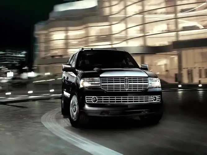 汽车图库 林肯 林肯 领航员(76/306) 外观 黑色领航员前脸 参考成交价