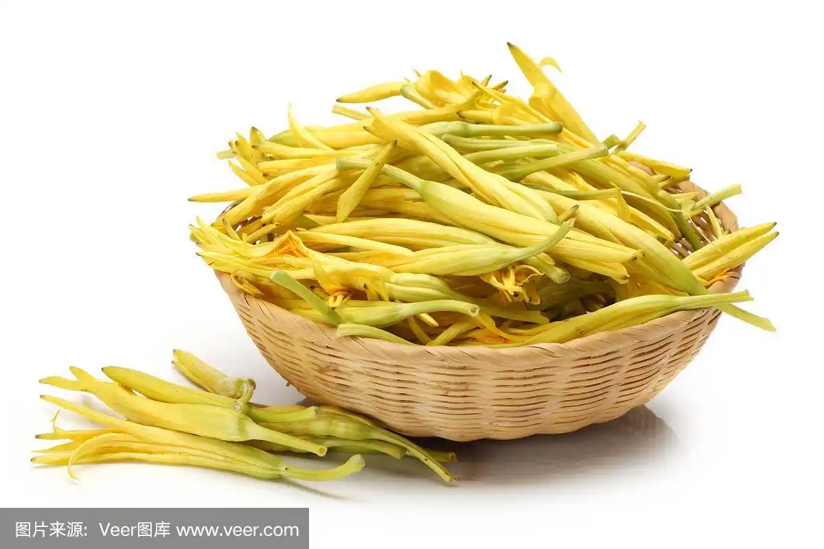 在白色背景上孤立的新鲜黄花菜