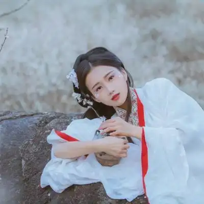 清新文艺红披风女生头像,唯美古风真人头像