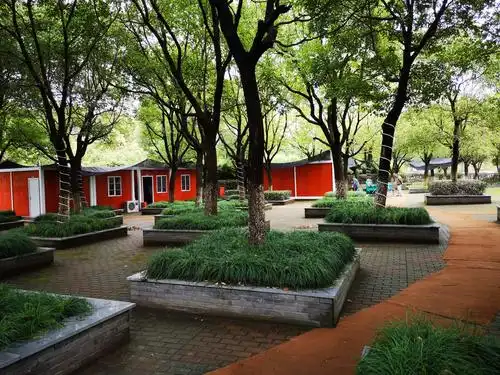 绿荫下红色的k歌亭.