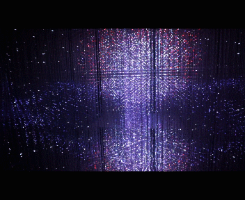 地面由镜子组成,无数的光粒子散布在你的周围,制造出了一个无限的空间