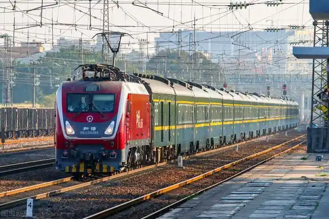 现在韶山系列电力机车渐渐退役了.