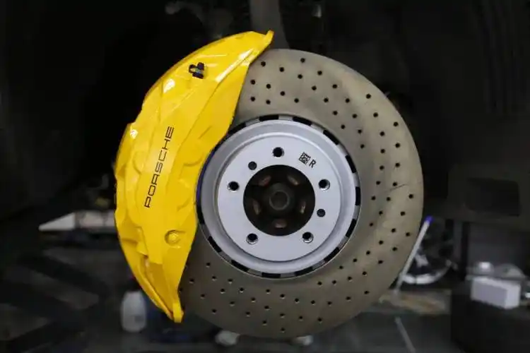 保时捷卡宴升级阿基波罗10活塞卡钳搭配endless刹车片 原厂360全景