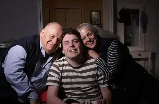 美国少年意外成为植物人,父母没有放弃十年后终于清醒