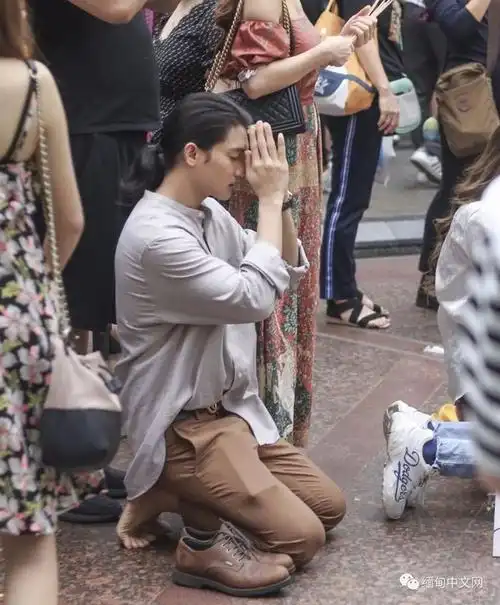 缅甸449缅甸最帅男模出家照在网络爆火被女粉称为地表最帅和尚