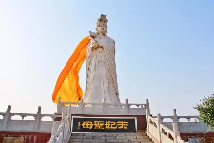 妈祖正襟端坐,面容平静慈祥,相传妈祖原名林默,是宋代初期福建莆田