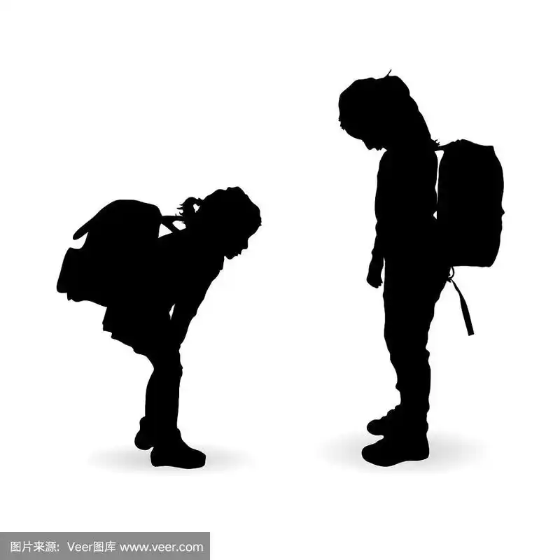 孩子们拿着书包剪影