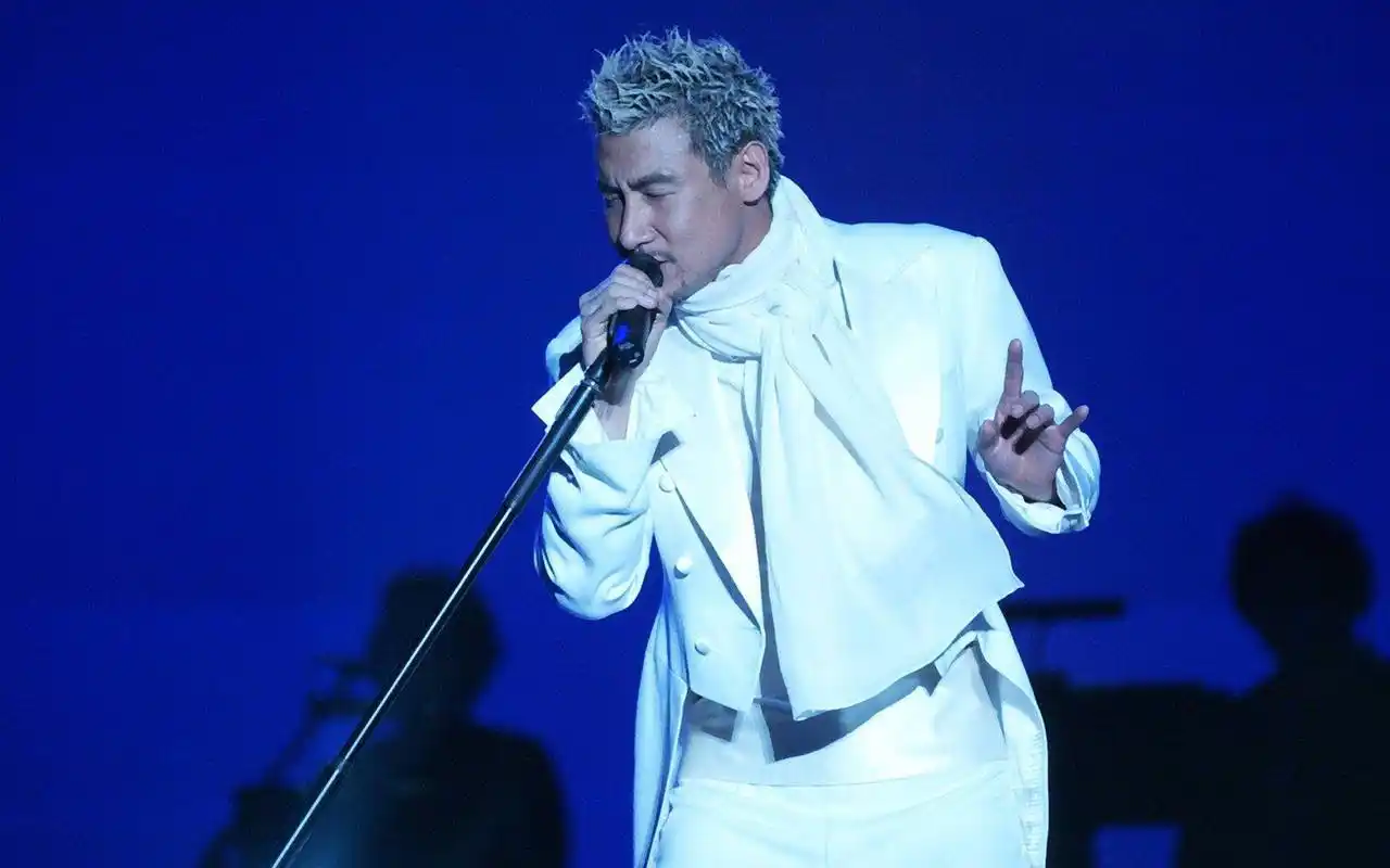 张学友演唱会罕见事故:没举麦歌声响起,张学友尴尬道歉