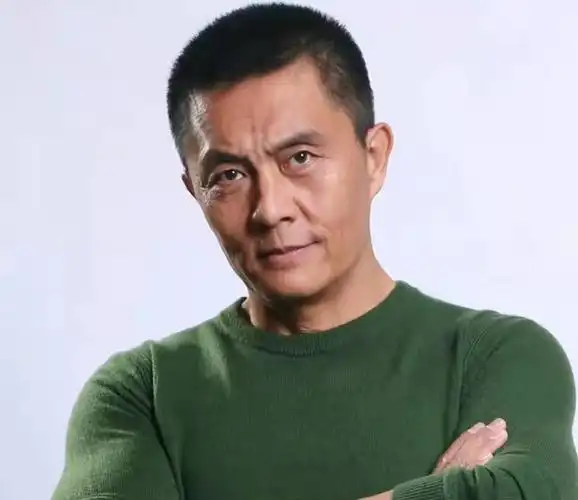 戏骨常戎近照曝光,身形挺拔似小伙,与老婆结婚多年仍恩爱__财经头条