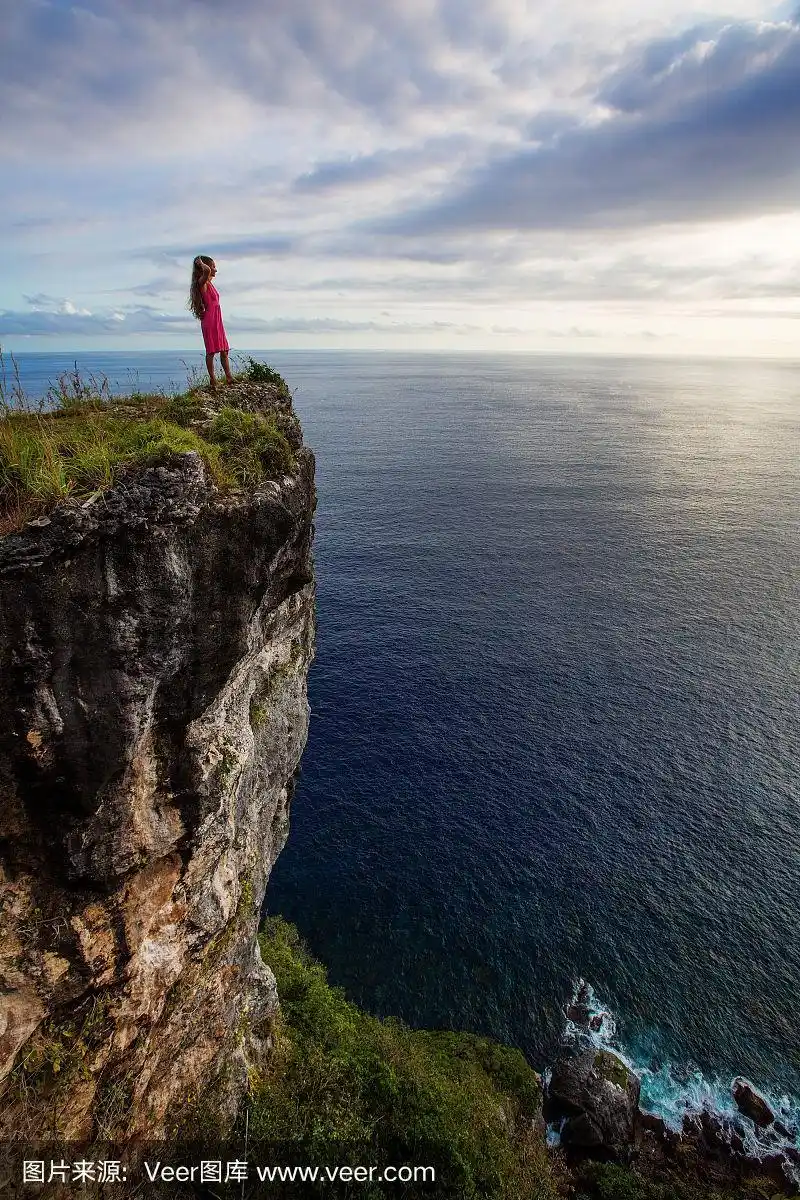 坐在悬崖边看日落的女人,努莎·佩妮达