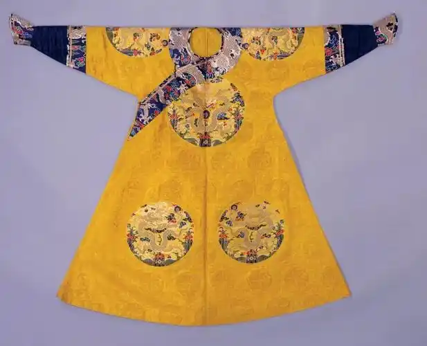 顺治 明黄色织八团云龙妆花纱单龙袍