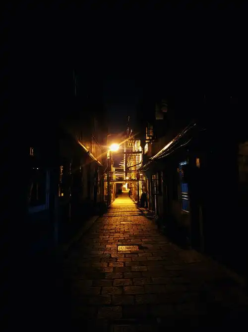 上海古镇夜晚背影照阴森中透露着伤感