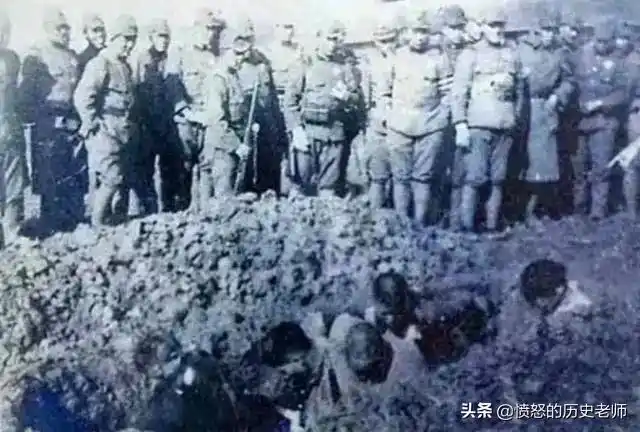 图为日军在活埋中国的百姓,可以看到有一位百姓还是倒挂的样子,无法