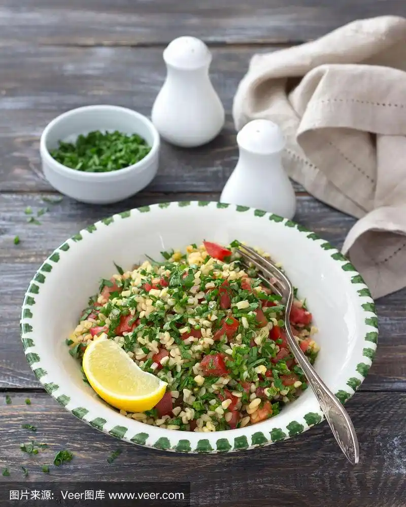 塔博勒沙拉,传统的阿拉伯沙拉,用干小麦,欧芹和西红柿做成