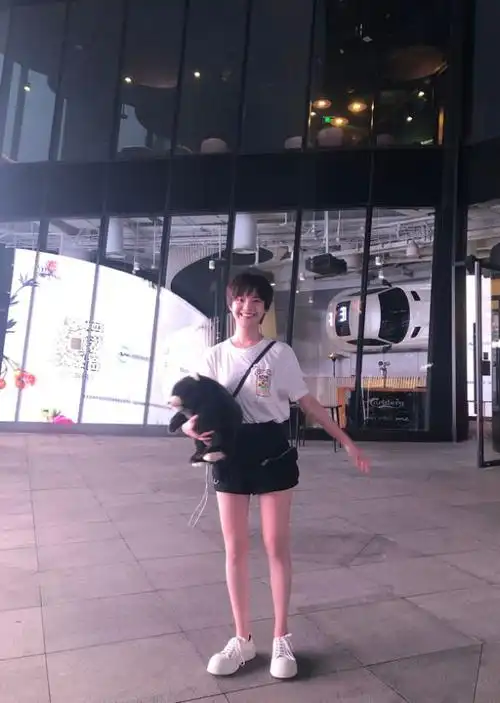 李庚希才是娱乐圈腿精吧20岁穿无痕裤的腿像是被老天开过窗