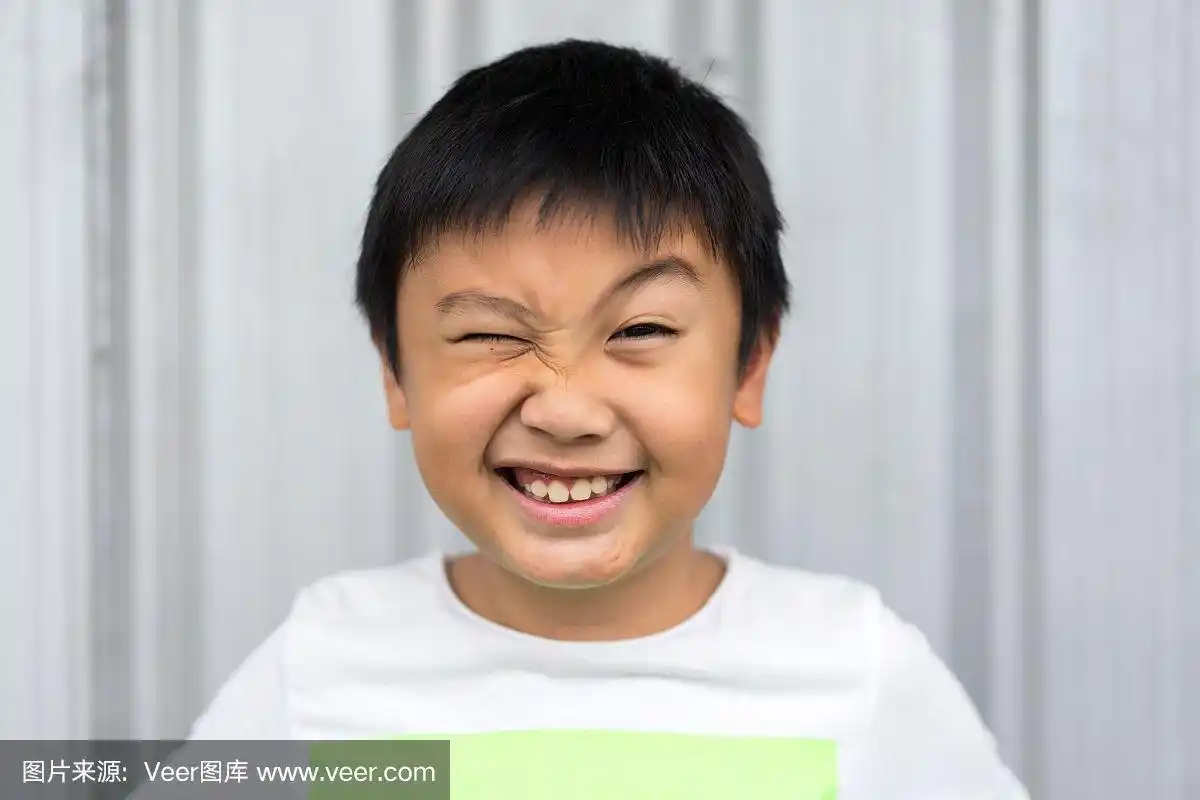 小男孩做鬼脸