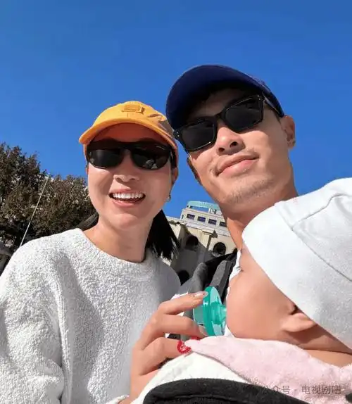 杨佑宁一家三口同游北京 抱女儿与老婆牵手好幸福_阿梅_画面_杨佑宁