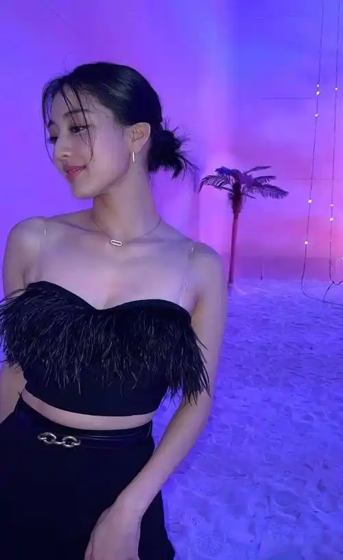 twice志效黑色吊带背心,秀出"性感魅力",丰满身材吸睛_朴志效_散发出