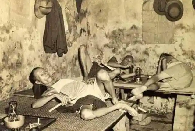 鸦片进入中国后,一些因此而获取利益的中国人,为了更好的销售鸦片,更