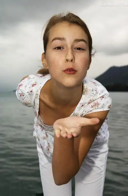 描述: young girl at a lake, blowing a kiss 摄影: ricardo demurez