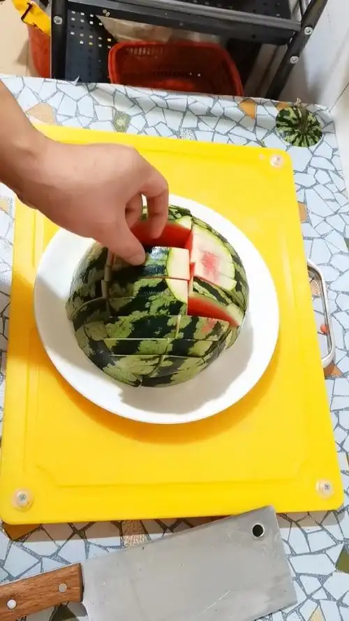 西瓜切三角片的方法