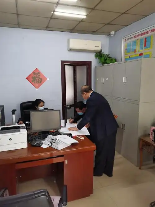 客户经理进行双录签订合同.