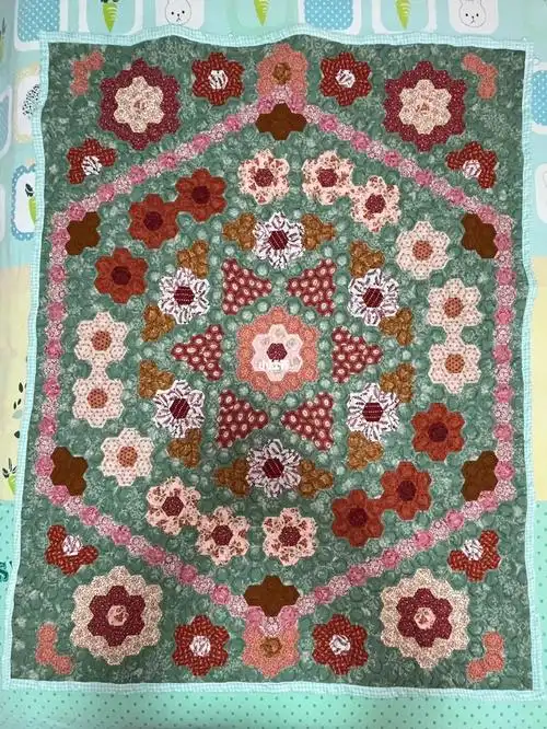 鞋子也在计划内 希望我的孩子 平安健康长大 快乐成长#祖母花园拼布被