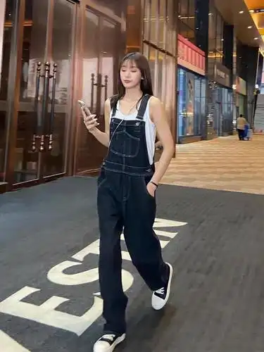 明星都爱穿的这条"背带裤",搭配这3件上衣,超减龄好看!