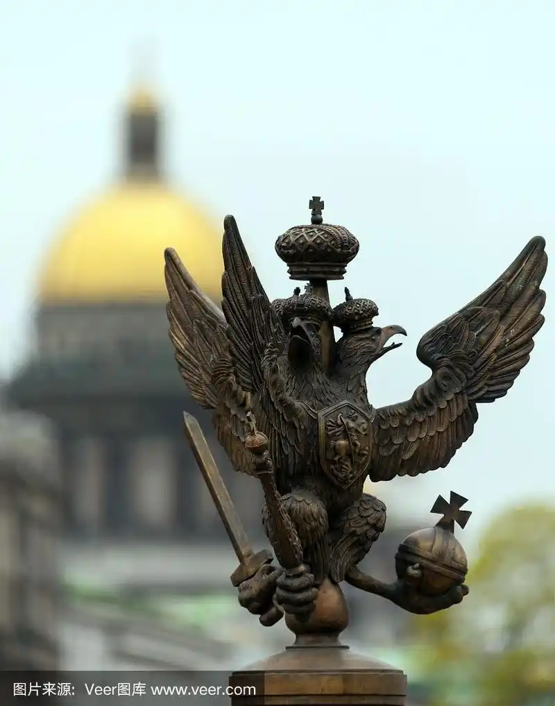 圣以撒大教堂背景上的鹰爪象征权力的老鹰雕像