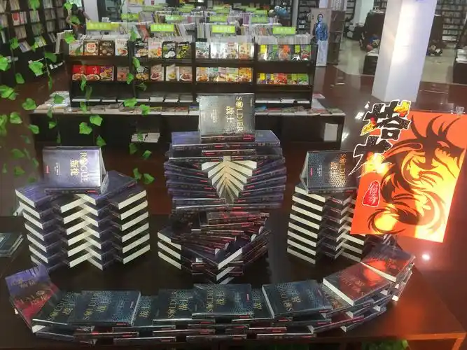 抢眼的字母造型……这些出自"能工巧匠"之手的图书码堆不仅抓住了大小