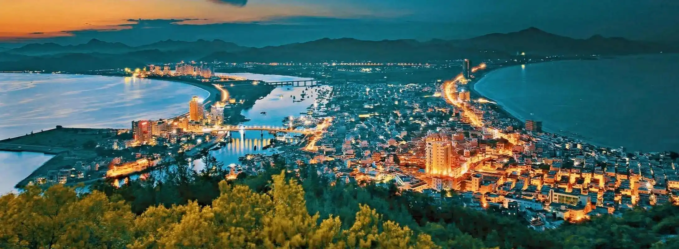 大湾区  惠州双月湾上 双月湾观景台上(上) 在双月湾的观景台上,乌瞰