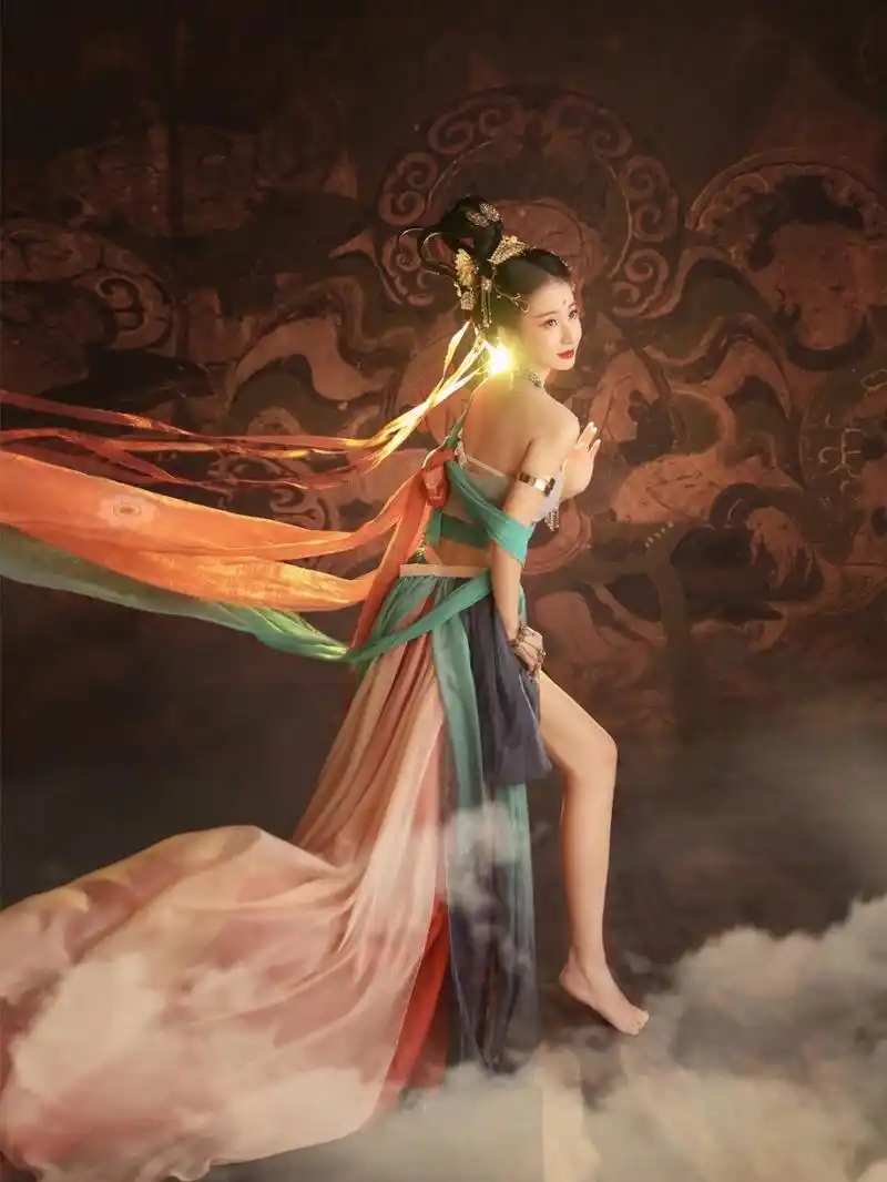 梦回敦煌96飞天神女今犹在丨古风写真 96彩云腾驾舞娉婷,反弄琵琶