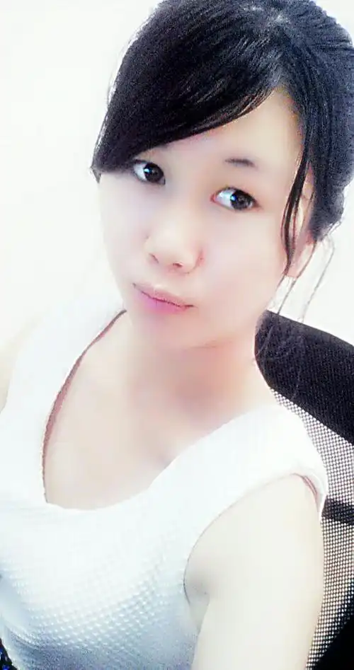 那个有20岁左右的女的照片漂亮点的.同一个很真实的.10张要同一个人.