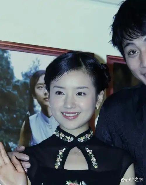 董洁年轻时的颜值,简直就是无人能敌,她有着巴掌大的小脸,以及甜美的