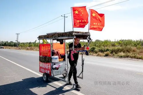 男子拉"房车"徒步丽江,结伴父女2狗拉"房车"