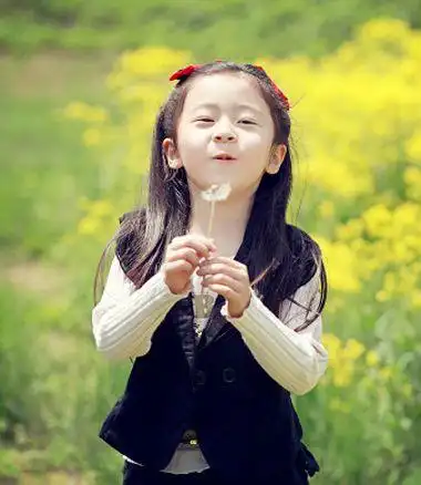 适合小学生中长发的公主头发型怎么扎 小学生漂亮头发扎法