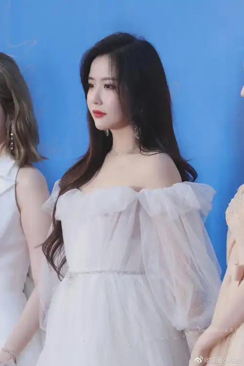 王艺瑾雪落白纱礼服造型