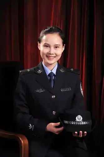 致敬警界李焕英打我有记忆起妈妈就是穿警服的样子