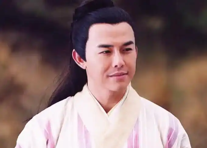 仙剑刘晋元罕见露面49岁身材健硕状态好越来越像潘长江