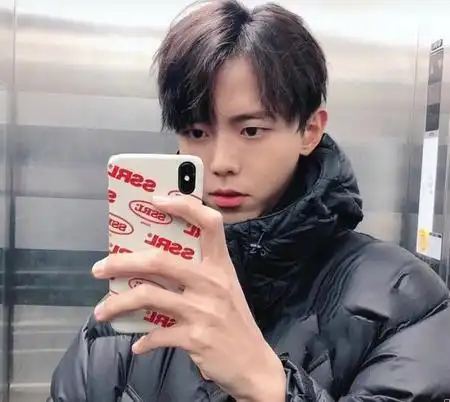 额头处有个旋,该剪什么发型----,额头有旋怎么留刘海应该怎么做--稻草